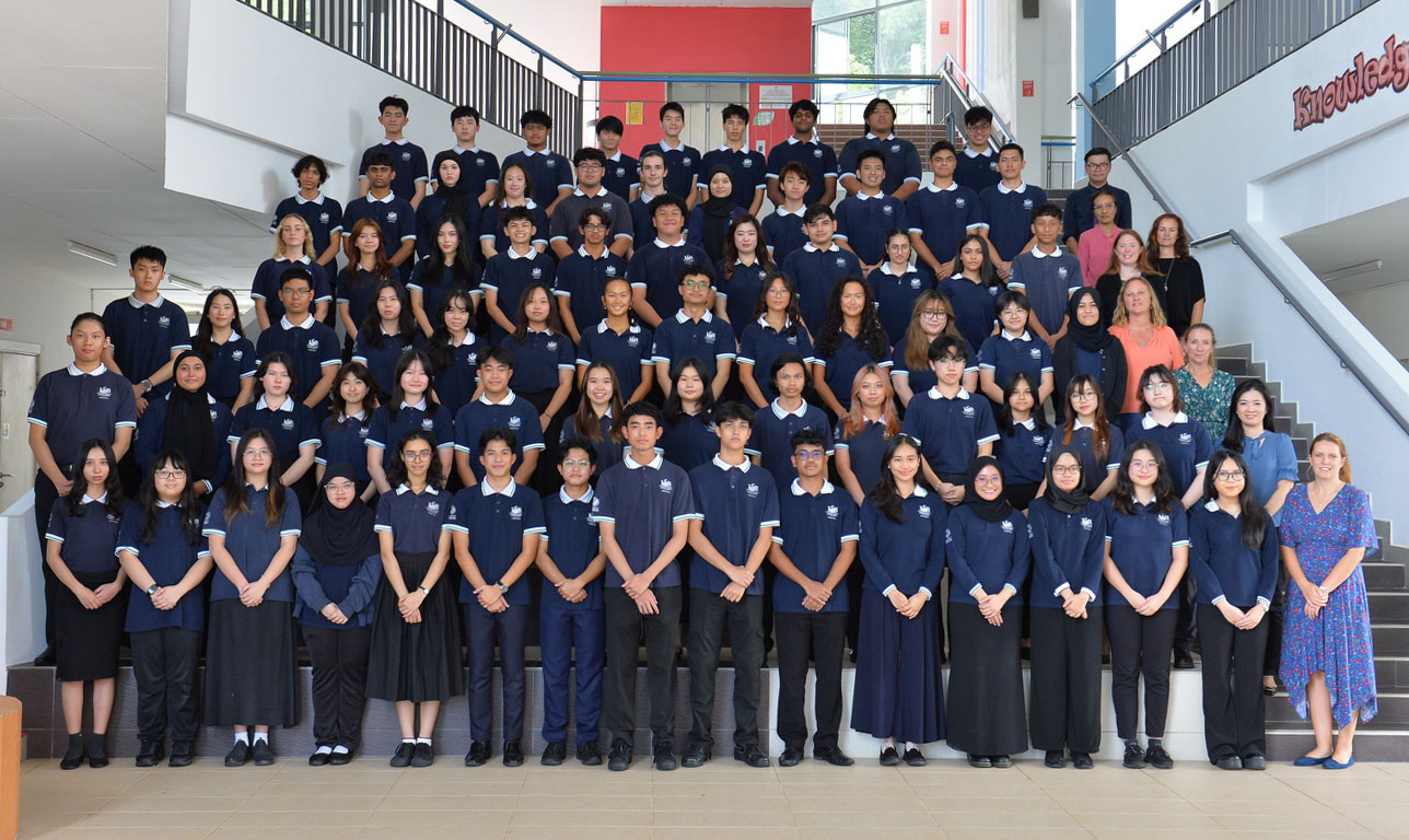 Yang Amat Mulia Pengiran Anak 'Abdul Haseeb bin Pengiran Maharaja Setia Laila Diraja Sahibul Irshad Pengiran Anak Haji Abdul Rahim and other students from the Year 13 cohort of 2024 at International School Brunei in a group photo with teachers.